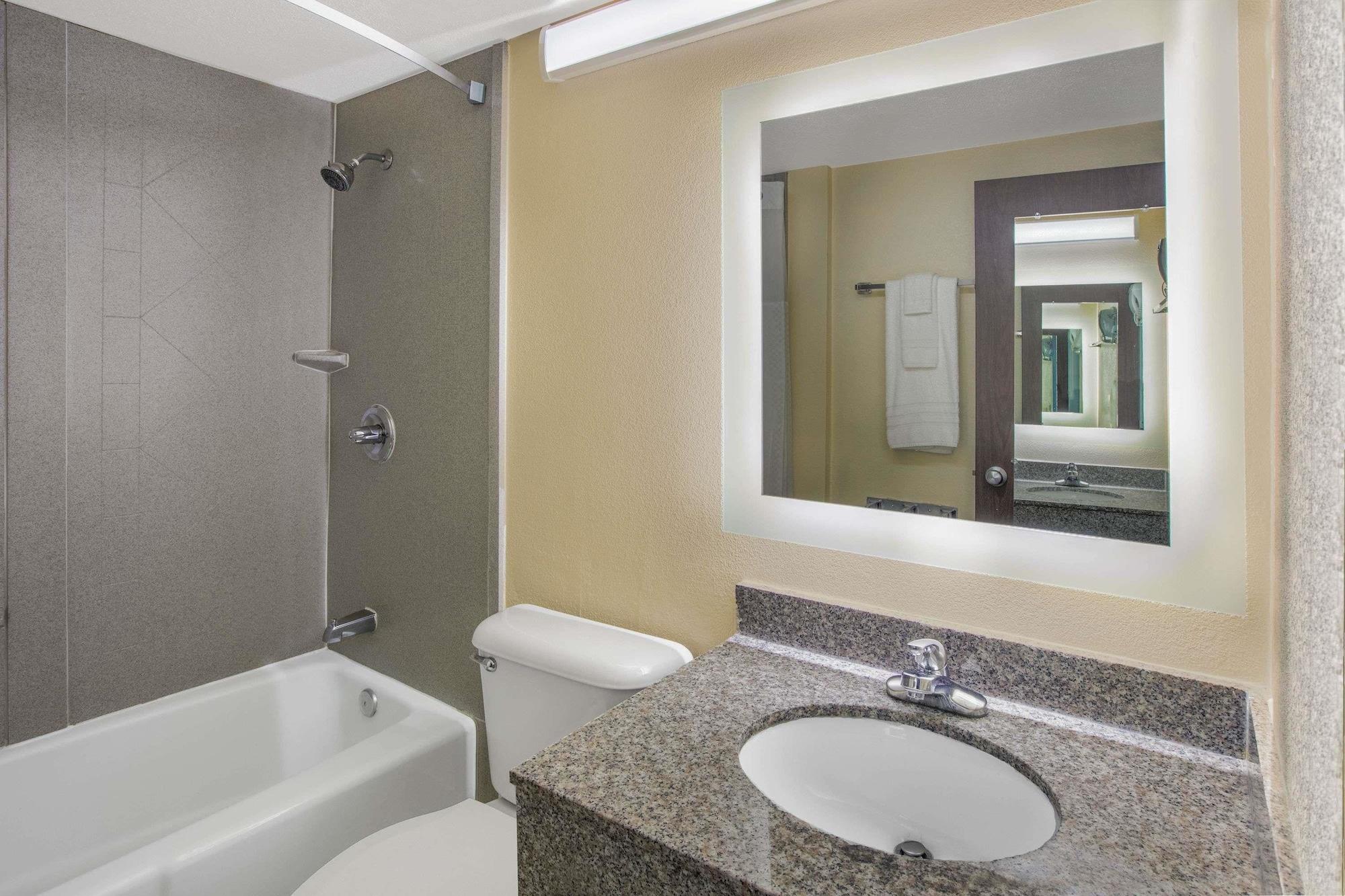 Howard Johnson By Wyndham Oklahoma City Okc Airport, Fairgrounds, I40 Buitenkant foto